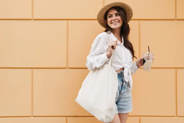 Retrato Una Joven Mujer Feliz Sombrero Paja Bebiendo Batido Sonriendo —  Fotos de Stock