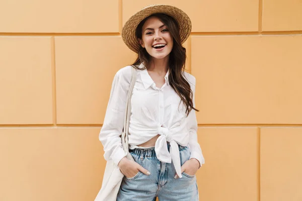 Retrato Joven Mujer Feliz Sombrero Paja Mirando Sonriendo Cámara Mientras —  Fotos de Stock