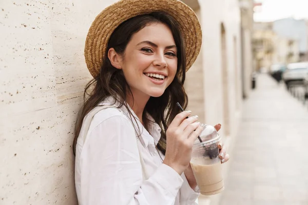 Ritratto Bella Donna Gioiosa Sorridente Che Beve Milkshake Mentre Cammina — Foto Stock