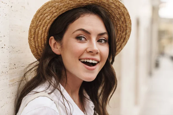 Retrato Primer Plano Hermosa Mujer Alegre Sombrero Paja Sonriendo Mirando —  Fotos de Stock