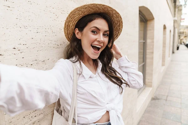 Retrato Hermosa Mujer Alegre Sombrero Paja Sonriendo Tomando Foto Selfie —  Fotos de Stock