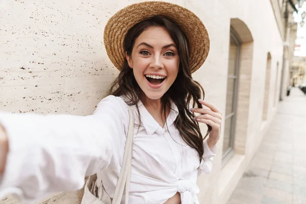 Portrait Beautiful Cheerful Woman Straw Hat Smiling Taking Selfie Photo — Stock Photo, Image