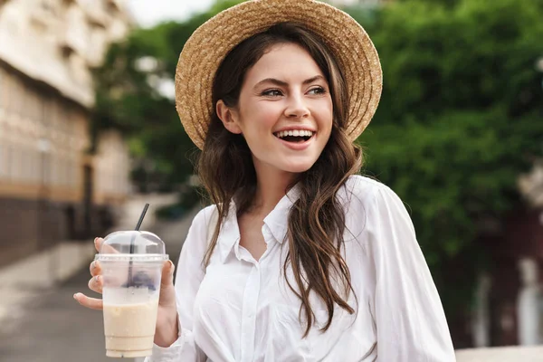 Retrato Hermosa Mujer Alegre Sombrero Paja Sonriendo Bebiendo Batido Mientras —  Fotos de Stock