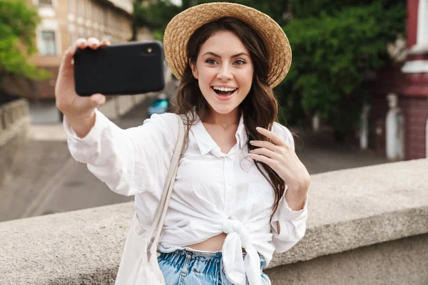 Πορτρέτο Της Ελκυστική Χαρούμενη Γυναίκα Ψάθινο Καπέλο Λαμβάνοντας Selfie Στο — Φωτογραφία Αρχείου