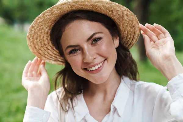 Portrait Closeup Beautiful Cheerful Woman Smiling Looking Camera While Walking — Stock Photo, Image