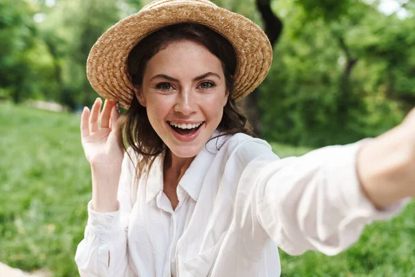 Retrato Una Hermosa Mujer Alegre Sonriendo Tomando Una Foto Selfie — Foto de Stock