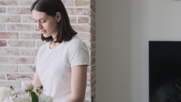 Jonge Verbazingwekkende Leuke Vrouw Binnen Thuis Met Mooie Bloemen — Stockvideo