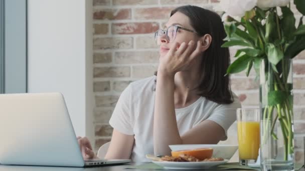Joven Mujer Linda Pensamiento Concentrado Usando Computadora Portátil Interior Casa — Vídeo de stock