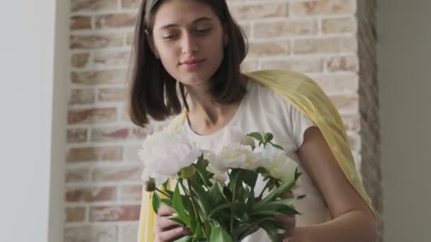 Jonge Positieve Leuke Vrouw Binnen Thuis Met Mooie Bloemen — Stockvideo