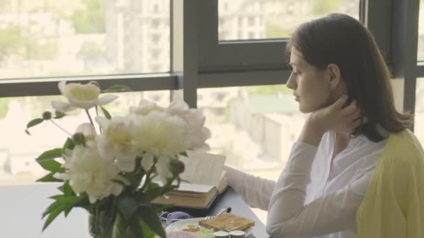 Joven Mujer Linda Positiva Interior Casa Leyendo Libro Cerca Hermosas — Vídeos de Stock