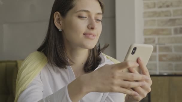 Jeune Optimiste Femme Heureuse Intérieur Maison Utilisant Téléphone Mobile — Video