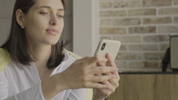 Joven Increíble Mujer Complacida Positiva Interior Casa Utilizando Teléfono Móvil — Vídeos de Stock