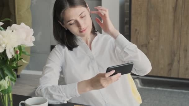 Junge Verblüffend Konzentrierte Geschäftsfrau Hause Mit Handy — Stockvideo