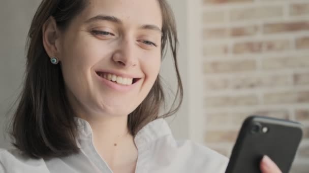 Jonge Vrolijke Optimistische Zakenvrouw Binnen Thuis Met Behulp Van Mobiele — Stockvideo