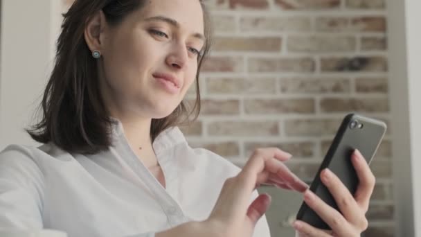 Jovem Mulher Negócios Satisfeito Dentro Casa Usando Telefone Móvel — Vídeo de Stock