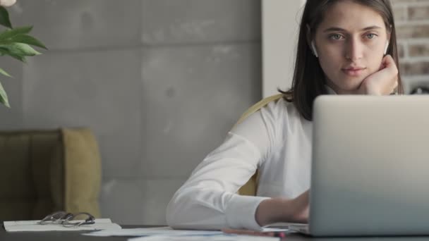 Jovem Mulher Negócios Incrível Concentrada Dentro Casa Usando Computador Portátil — Vídeo de Stock