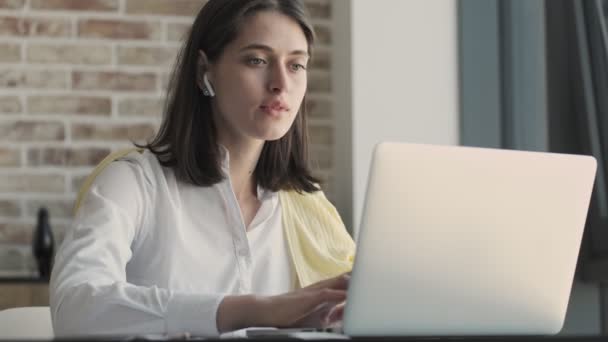 Jovem Mulher Negócios Concentrado Lindo Dentro Casa Usando Computador Portátil — Vídeo de Stock