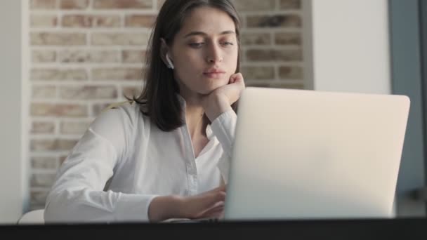 Joven Mujer Negocios Concentrada Interior Del Hogar Usando Computadora Portátil — Vídeo de stock