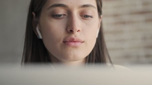Joven Mujer Negocios Hermosa Interior Casa Usando Computadora Portátil Auriculares — Vídeos de Stock