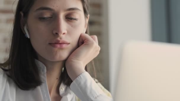 Jovem Incrível Mulher Negócios Bonita Casa Usando Computador Portátil Fones — Vídeo de Stock