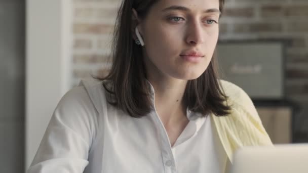 Jovem Incrível Mulher Negócios Concentrada Casa Usando Computador Portátil Fones — Vídeo de Stock