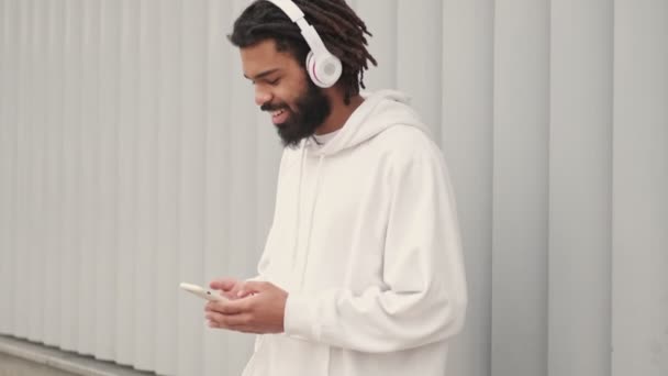 Jovem Bonito Homem Africano Concentrado Livre Usando Telefone Celular Ouvir — Vídeo de Stock