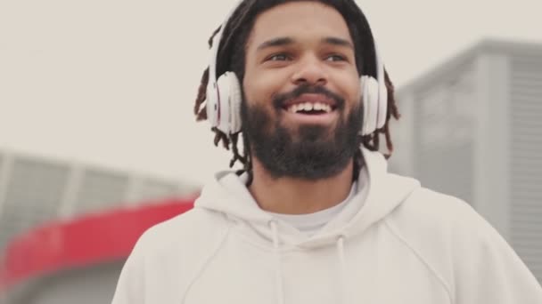 Jeune Positif Optimiste Bel Homme Africain Marchant Extérieur Tout Écoutant — Video