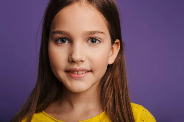 Foto Menina Bonita Feliz Sorrindo Olhando Para Câmera Isolada Sobre — Fotografia de Stock