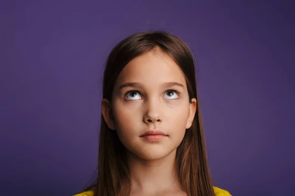 Фото Спокійної Красивої Дівчини Позує Дивиться Вгору Ізольовано Фіолетовому Фоні — стокове фото