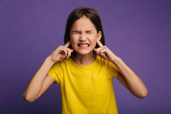 Photo Jolie Fille Agacée Grimaçant Bouchant Ses Oreilles Isolées Sur — Photo