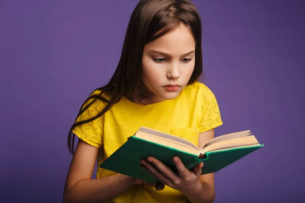 Foto Menina Focada Inteligente Posando Lendo Livro Câmera Isolada Sobre — Fotografia de Stock