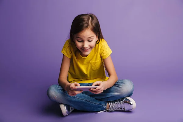 Foto Van Lachend Schattig Meisje Spelen Video Game Mobiele Telefoon — Stockfoto