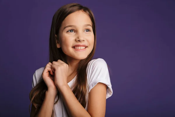 Фото Щасливої Красивої Дівчини Яка Сміється Виглядає Ізольовано Фіолетовому Фоні — стокове фото