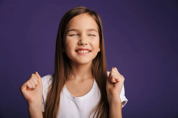 Фото Збудженої Красивої Дівчини Посміхаючись Забиті Кулаки Ізольовані Фіолетовому Фоні — стокове фото