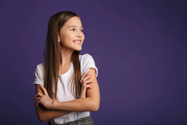Фото Щасливої Красивої Дівчини Яка Сміється Виглядає Ізольовано Фіолетовому Фоні — стокове фото