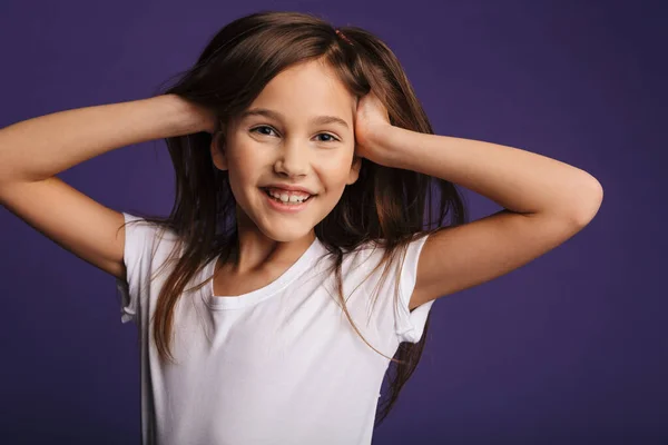 Фото Веселої Красивої Дівчини Яка Посміхається Схоплює Голову Ізольовано Фіолетовому — стокове фото