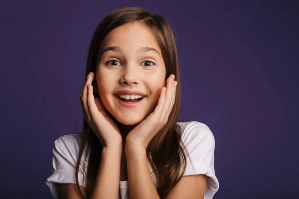 Foto Menina Bonita Alegre Sorrindo Olhando Para Câmera Isolada Sobre — Fotografia de Stock