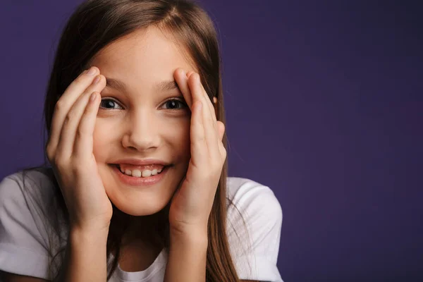 Фото Веселой Красивой Девушки Закрывающей Лицо Смотрящей Камеру Фиолетовом Фоне — стоковое фото