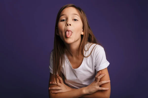 Foto Menina Bonita Divertida Mostrando Sua Língua Câmera Isolada Sobre — Fotografia de Stock