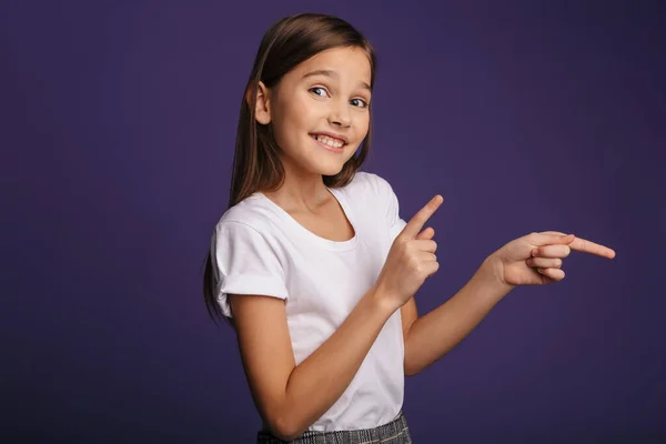 Фотографія Радісної Привабливої Дівчини Посміхаючись Вказуючи Пальці Сторону Ізольовані Фіолетовому — стокове фото