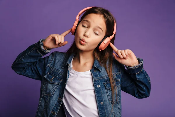 Foto Una Buena Chica Haciendo Gestos Paz Cantando Usando Auriculares — Foto de Stock