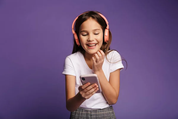 Foto Chica Atractiva Riendo Usando Auriculares Inalámbricos Teléfono Móvil Aislado — Foto de Stock