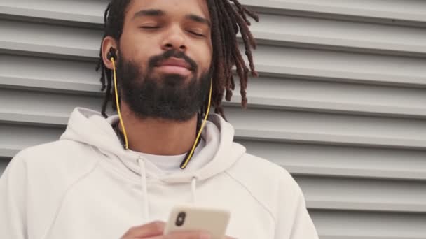 Agradável Relaxante Homem Africano Livre Ouvindo Música Com Fones Ouvido — Vídeo de Stock