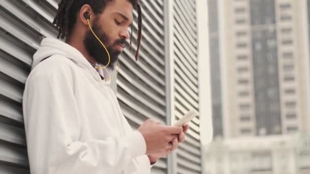 Giovane Uomo Africano Concentrato All Aperto Ascoltare Musica Auricolari Durante — Video Stock