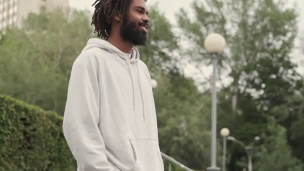 Beau Jeune Homme Africain Souriant Marchant Dans Rue Extérieur — Video