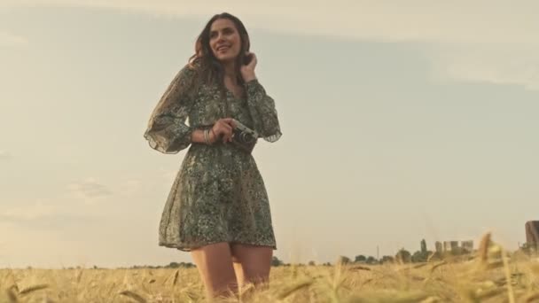 Femeie Frumoasă Care Poartă Rochie Uitându Departe Bucurându Moment Timp — Videoclip de stoc