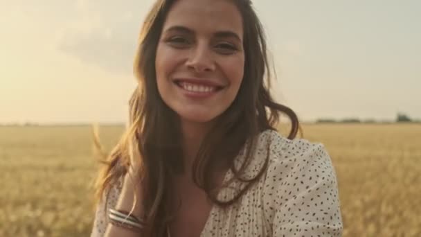 Glad Vacker Kvinna Bär Klänning Gör Selfie Och Skicka Luft — Stockvideo