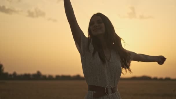 Allegro Bella Donna Che Indossa Vestito Danza Divertirsi Con Cappello — Video Stock