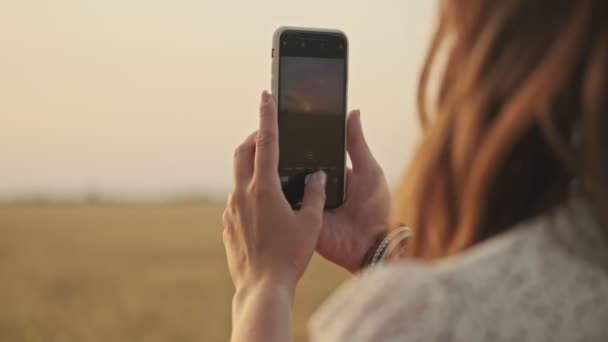 Zadní Pohled Atraktivní Žena Sobě Šaty Stylový Klobouk Dělat Fotografii — Stock video