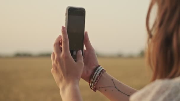 Detailní Pohled Atraktivní Žena Sobě Šaty Dělat Fotografii Smartphone Pšeničném — Stock video